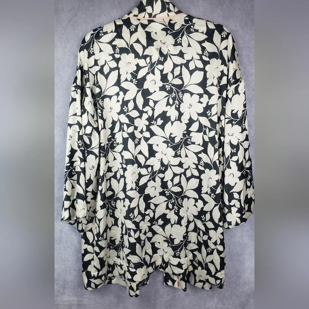 Ann Taylor One‎ Size kimono/Robe black/ white flowers Silky feeling